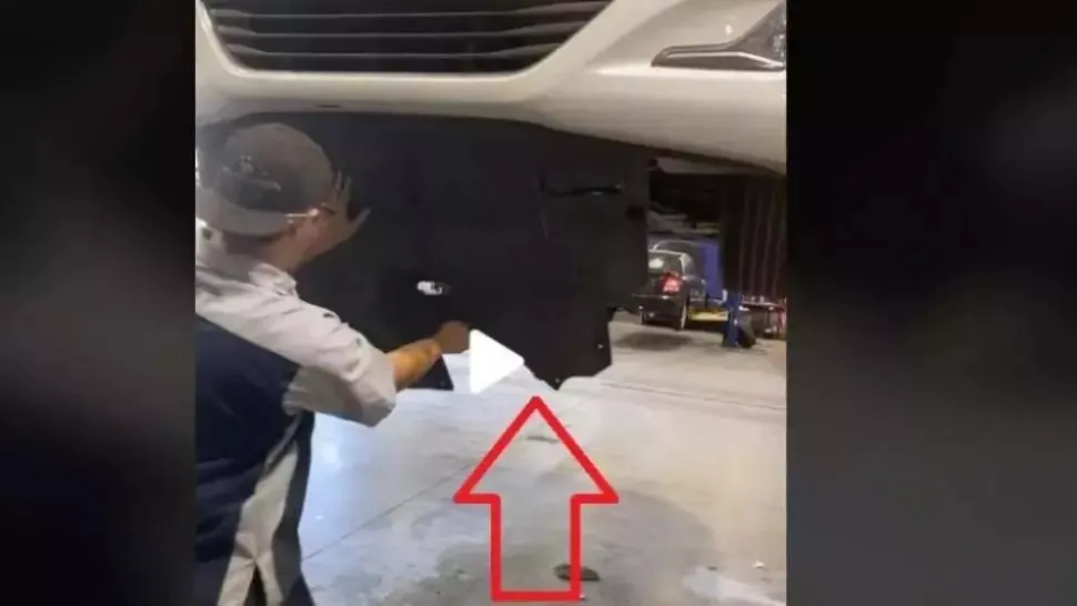 VIDEO – Mecanicul a deschis scutul mașinii și a rămas șocat. A luat-o la fugă afară din atelier