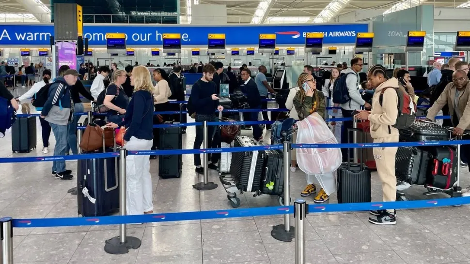 Haos pe aeroporturile din Anglia - Românii, avertizați de MAE: Există perturbări ale controlului de frontieră 