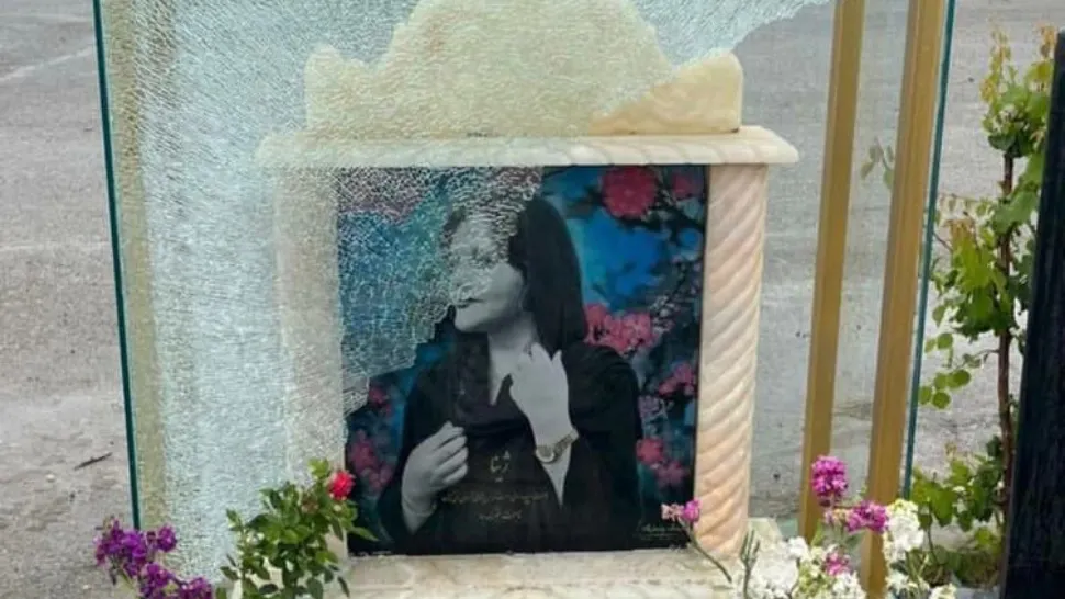 Mormântul Mahsei Amini, VANDALIZAT! Moartea tinerei a declanșat anterior un val de proteste în Iran - FOTO