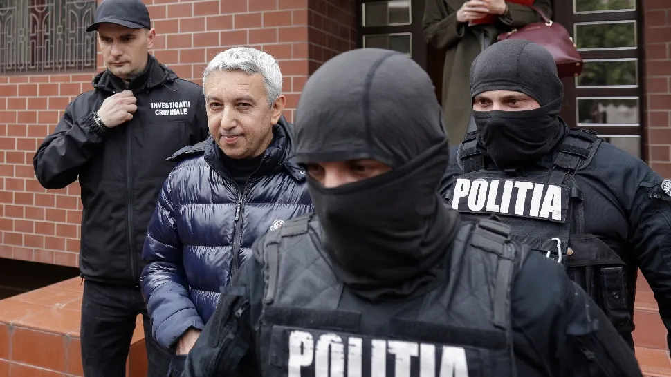 Tatăl gemenelor care l-au trimis pe Dan Diaconescu în fața judecătorilor pentru act sexual cu minor rupe tăcerea - ce făceau fetele la Eforie