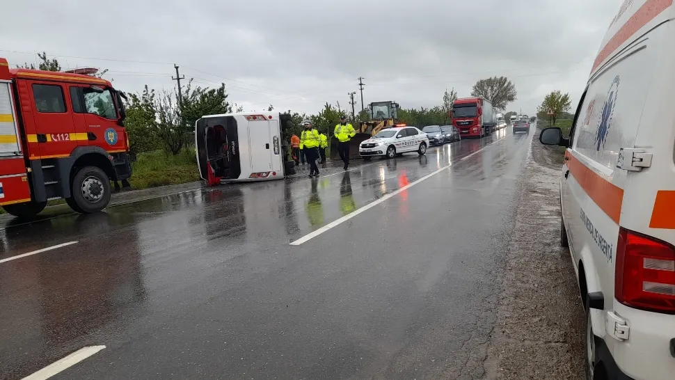 Plan roșu de intervenție în Buzău. Un autocar s-a răsturnat, 22 de oameni au ajuns la spital - VIDEO
