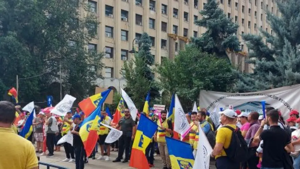 Protest uriaș la ușa lui Grindeanu - Ceferiștii cer salarii mai mari cu 25% și bani pentru infrastructură
