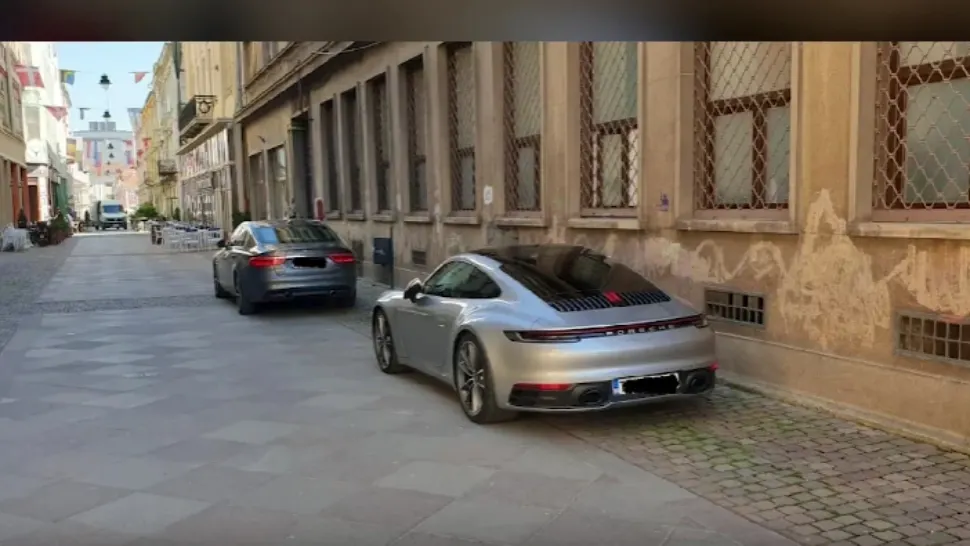"Autorizație de șmecher" pentru parcarea în centrul unui ora din țară, chiar în zona pietonală. Situație scandaloasă