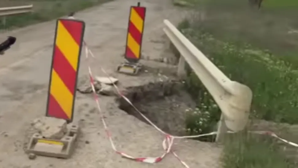 Pod tranzitat zilnic de zeci de mașini, la un pas să se PRĂBUȘEASCĂ! Șoferii se tem pentru viața lor - VIDEO
