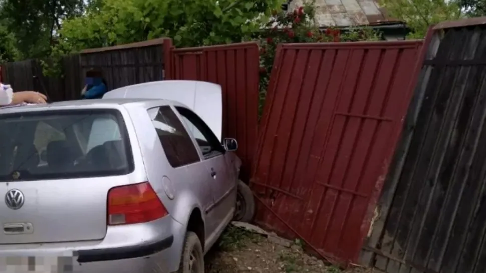 Inconștiență la volan: Un băiat de 15 ani a pierdut controlul mașinii și s-a izbit de un gard - 2 persoane rănite - FOTO
