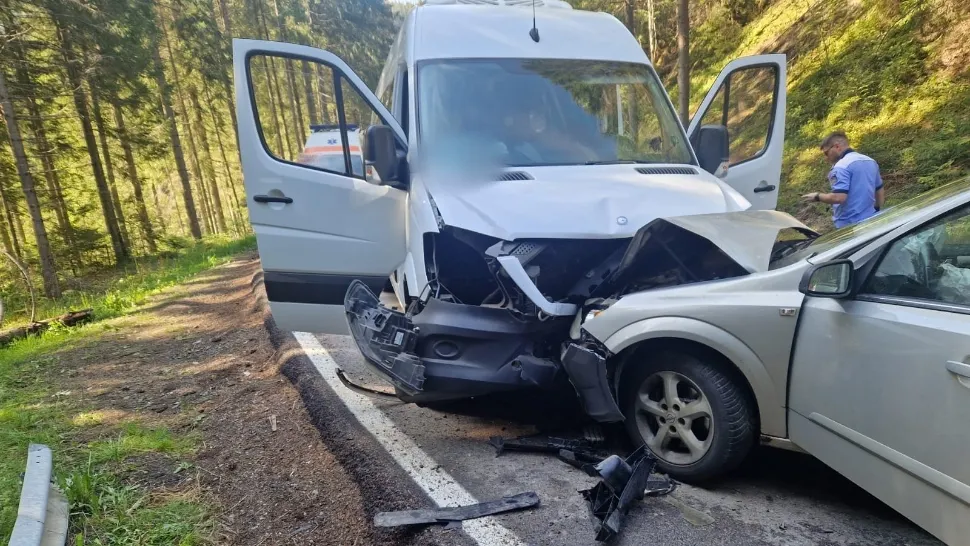 Un microbuz de transport copii, implicat într-un grav accident rutier în Suceava. Care este starea victimelor