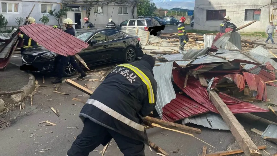 A fost prăpăd în Bistrița. Furtuna a smuls un acoperiș și a doborât copaci. Mai multe autoturisme avariate - FOTO