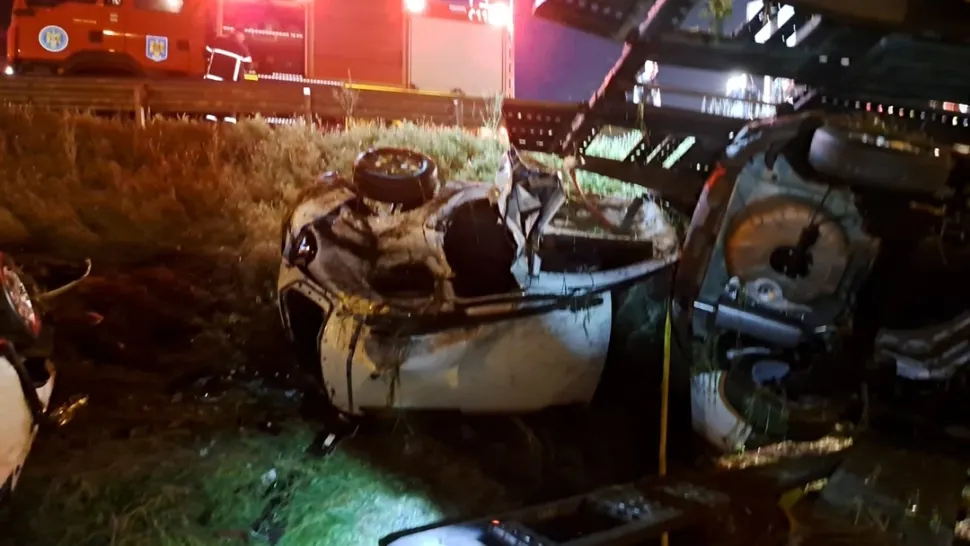 Un TIR încărcat cu maşini s-a răsturnat pe autostrada Vestului, în Arad. Șoferul a leșinat la volan (FOTO)