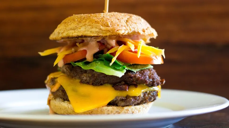 Shaorma a fost detronată în topul preferințelor din țara noastră. În 2022, românii au comandat un burger la 3 secunde