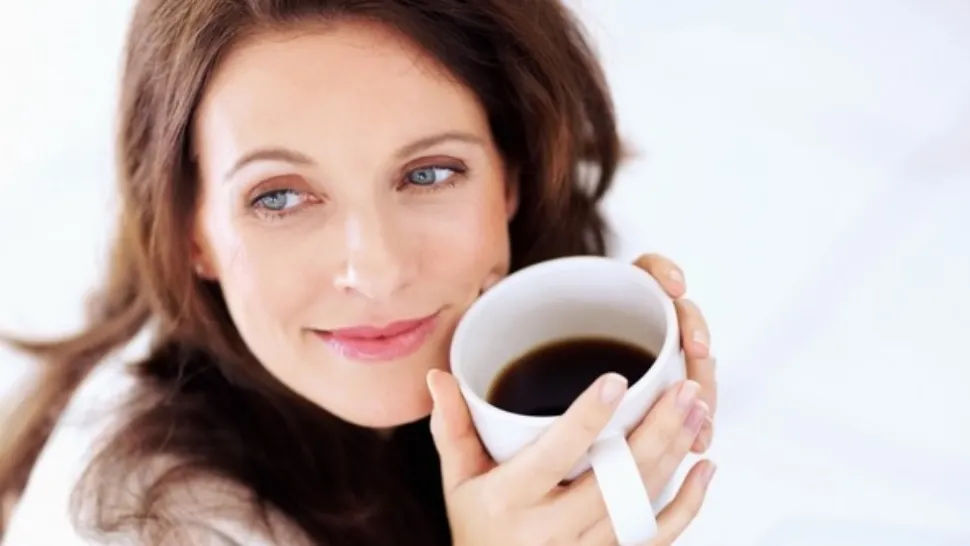 De ce NU este bine să-ți bei cafeaua imediat după ce te trezești. Avertismentul medicilor 
