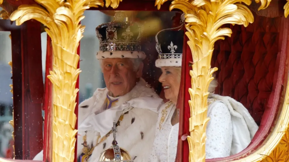 Regele Charles al III-lea, dat de gol de un cititor pe buze. S-a plictisit la propria încoronare și l-au enervat nepoții