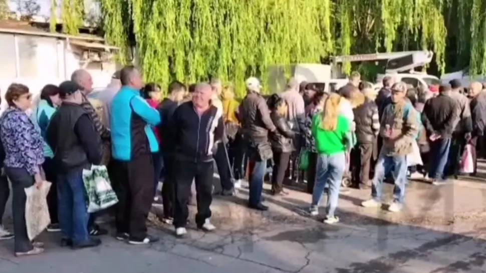 Cozile umilinței, la fel ca în comunism. VIDEO cu sute de români care așteaptă ore în șir pentru ajutoarele de la UE
