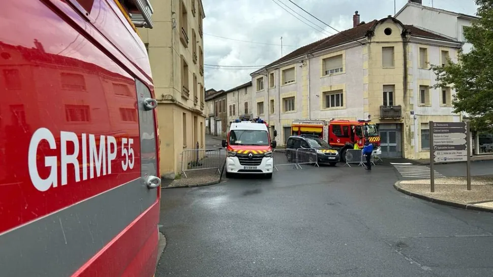 Operațiune specială. Salvatorii au spart peretele casei ca să scoată o femeie de aproape 400 de kilograme