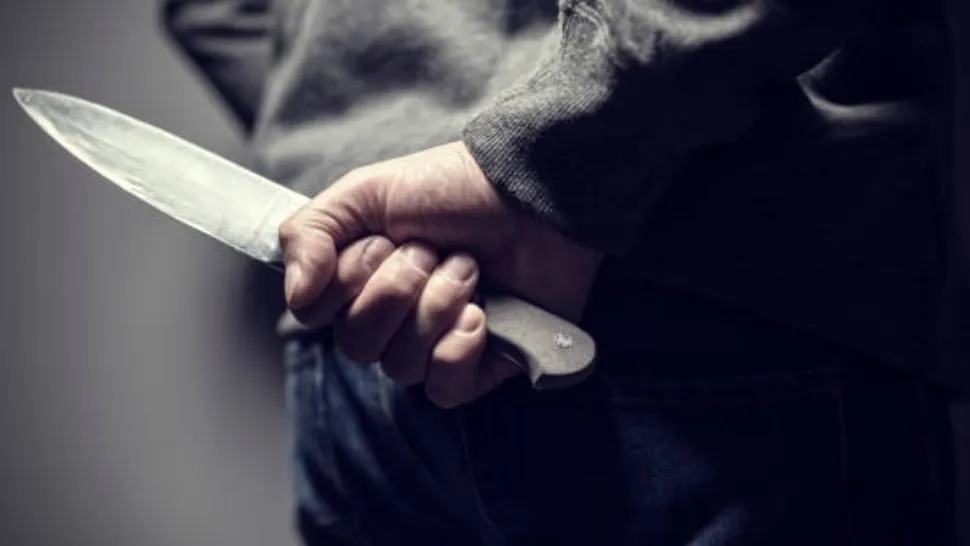 Un minor și-a înjunghiat mortal unchiul și a rănit o altă persoană. Ce l-a împins să facă acest gest