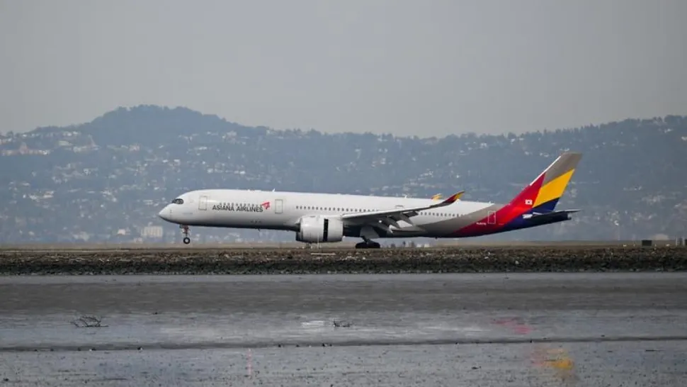 Momente de panică, într-un avion de linie. Un pasager a deschis ușa în timpul zborului VIDEO