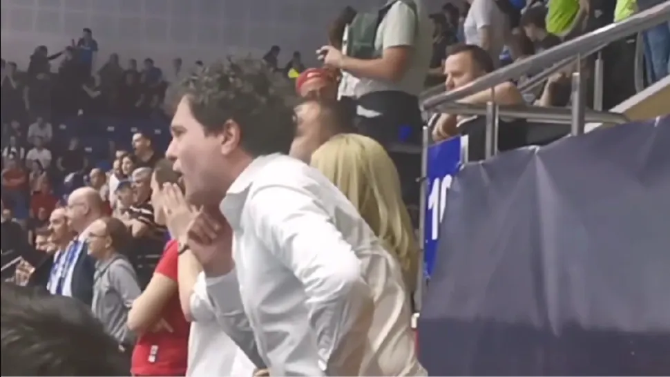 Nicușor Dan huiduie la un meci handbal și bate obrazul arbitrilor. VIDEO cu edilul dezlănțuit de supărare