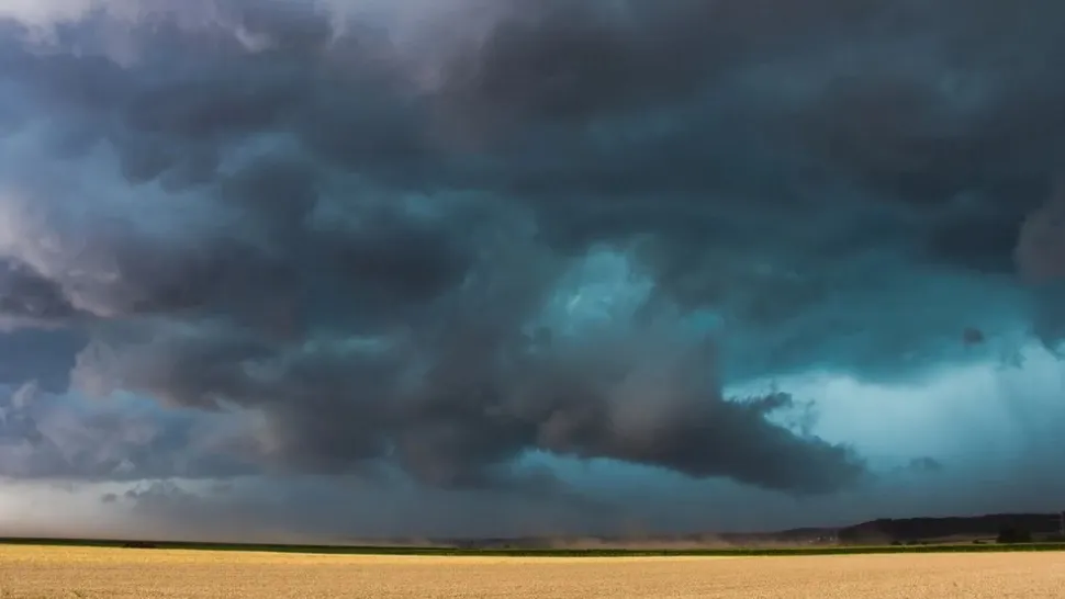România, la intersecția a două mase de aer. Meteorologii anunță fenomene periculoase - prognoza de weekend