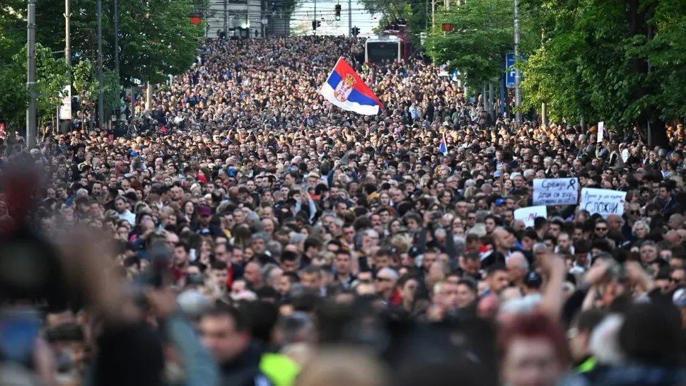 Asasinatele din Serbia | Zeci de mii de oameni cer demisii în guvern. Președintele Vucici, vizat de numeroase critici