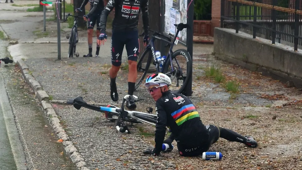 Scenă șocantă în turul ciclist al Italiei. Unul dintre favoriți, doborât de un maidanez - VIDEO