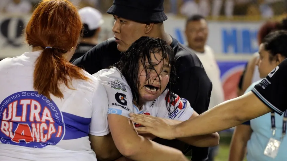 Tragedie uriașă pe stadion: Peste 100 de morți și răniți într-o busculadă pentru a intra la meci - Imagini de coșmar - VIDEO