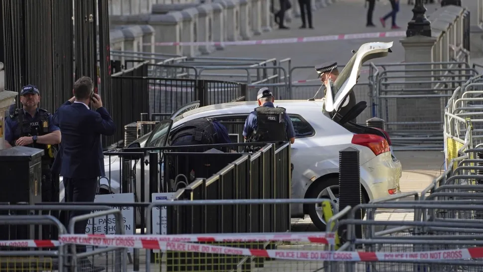 Bărbat ARESTAT la Londra, după ce a lovit cu maşina grilajul de pe Downing Street - FOTO&VIDEO
