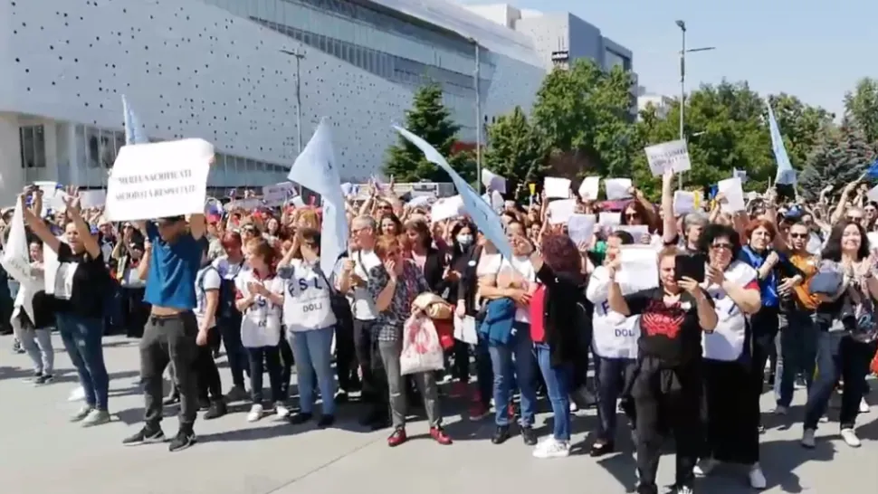 Profesorii au ieșit din nou în stradă - Sute de oameni protestează la Sibiu și Craiova