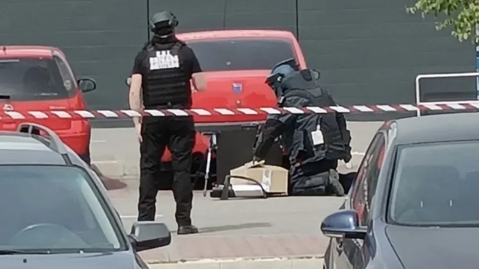 Pachet suspect sub o mașină din Sibiu. Ce au descoperit cei de la Brigada Antitero(video)