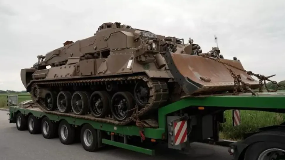 Șofer român de TIR, prins în timp ce transporta ilegal un tanc spre România. Bărbatul, blocat în cabină de 4 zile, în Germania