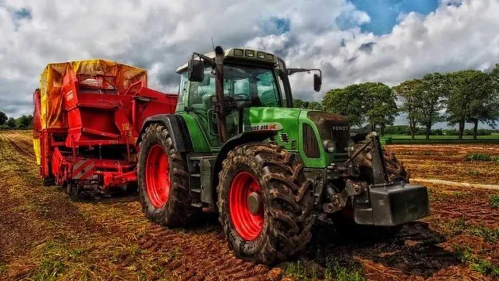 Intervenție contracronometru, în jud. Hunedoara, după ce un bărbat a fost strivit de tractor - FOTO