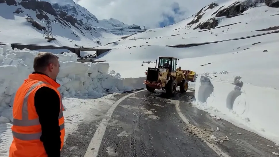 Aproape de venirea verii, drumarii se luptă cu nămeți de peste 5 metri, pe Transfăgărășan VIDEO