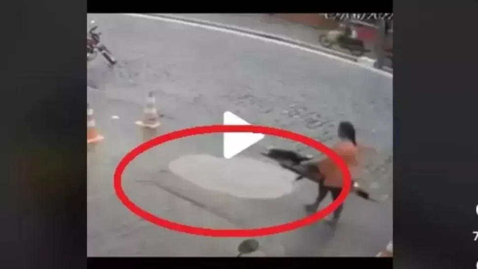 VIDEO – O femeie mergea liniștită pe stradă când s-a deschis deodată trotuarul sub ea – Trecătorii au sărit să o scoată la suprafață