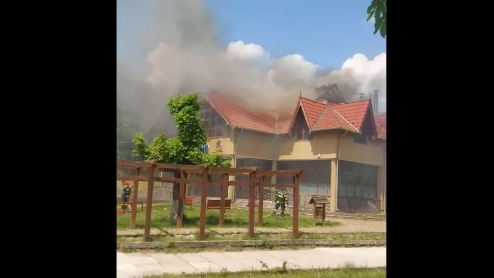 Cabană în flăcări. În câteva minute, mansarda s-a făcut scrum. Turiștii su reușit să se salveze