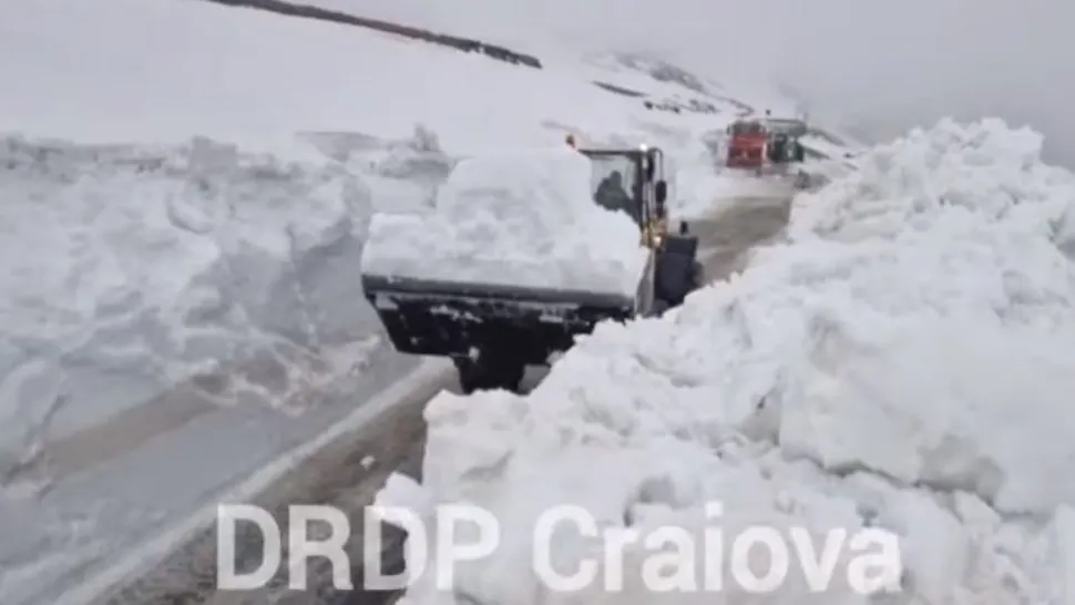 Zăpadă de 3 metri - Drumarii intervin cu utilajele după episodul de vreme rea