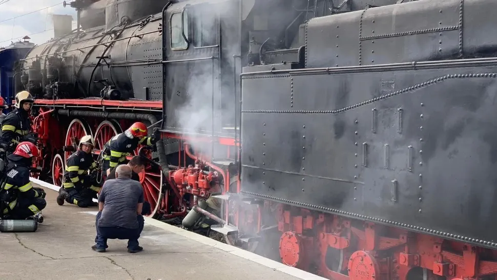 Incendiu la trenul regal: locomotiva cu aburi, mistuită de flăcări, în gara din Brașov - VIDEO