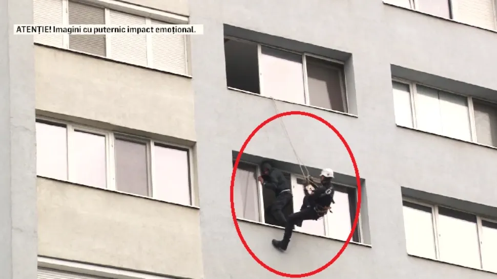 Militarul care voia să se arunce în gol de la etajul 7, imobilizat după mai bine de 24 de ore de negocieri - Imagini cu momentul intervenției - VIDEO