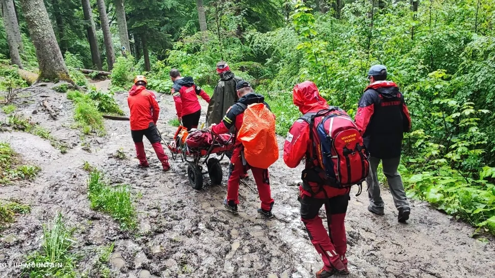  Incident pe drumul spre Cascada Urlătoarea: o turistă a suferit fracturi după ce a alunecat pe noroi 