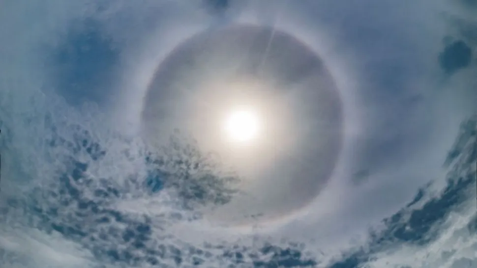 Fenomen fascinant vizibil pe cer în toată România. Efectul optic de "halou solar" i-a lăsat pe privitori muți de uimire