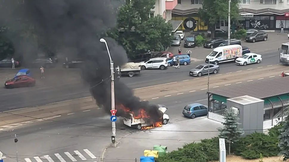 Mașină în FLĂCĂRI pe un bulevard intens circulat din Capitală - FOTO