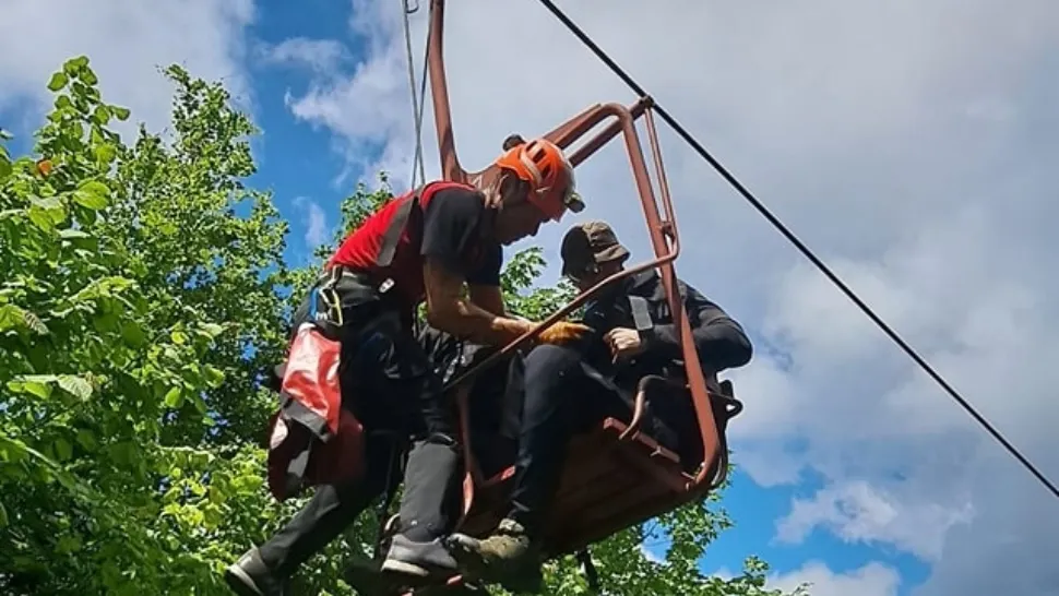 Vacanță de coșmar, în Săcele, județul Brașov: zeci de turiști au rămas blocați în telescaun - FOTO