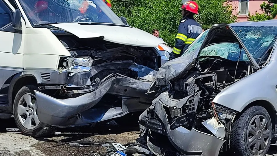 Accident în Dâmbovița, la Fieni: 6 victime, după ce o autoutilitară și o mașină s-au ciocnit violent - FOTO