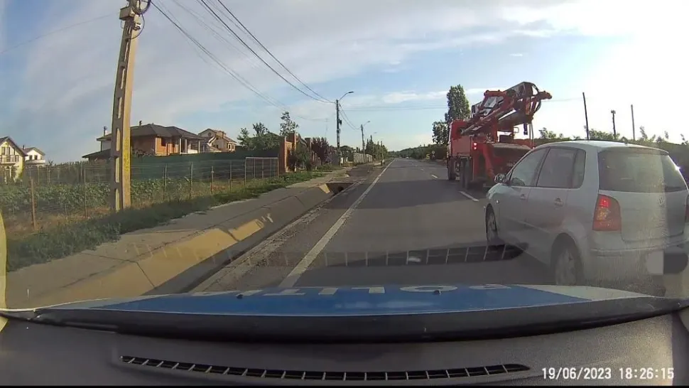 Un șofer inconștient s-a dat în spectacol în fața polițiștilor. De ce a sunat la 112 