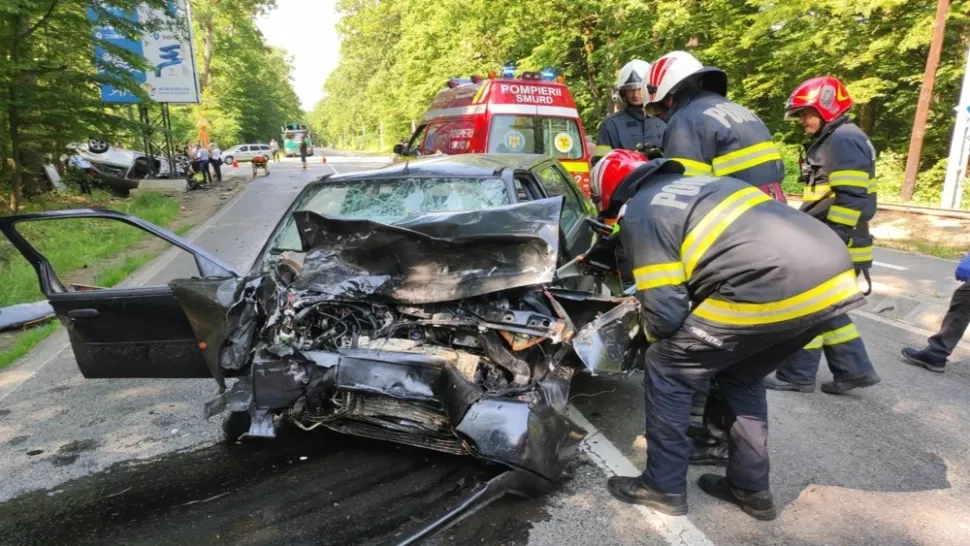 Accident grav, cu 3 morți și o persoană rănită, în județul Sibiu! Una dintre mașinile implicate s-a făcut armonică