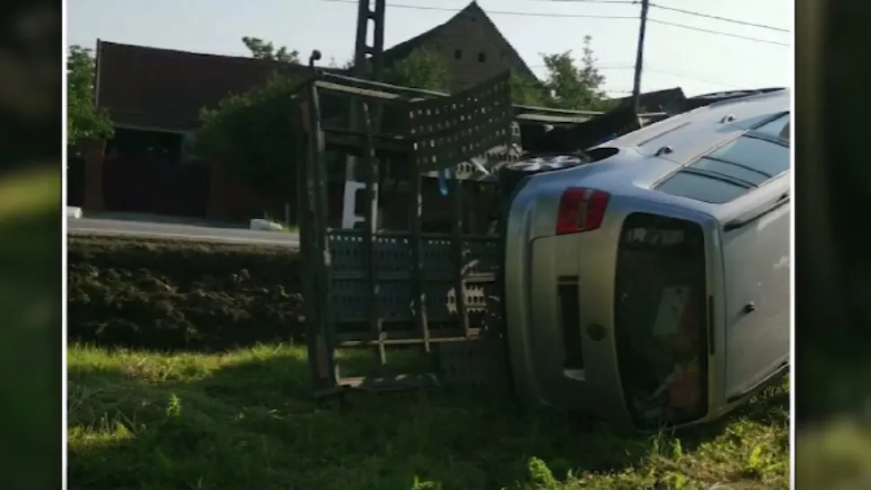 Microbuz cu pasageri, implicat într-un accident în Timiș! Trei răniți, printre care și un copil de 3 ani