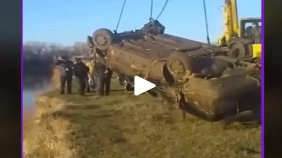 VIDEO - Au scos mașina din lac după un accident iar ce au găsit în interior i-a făcut să exclame de bucurie: "O mai băgăm o dată în apă"
