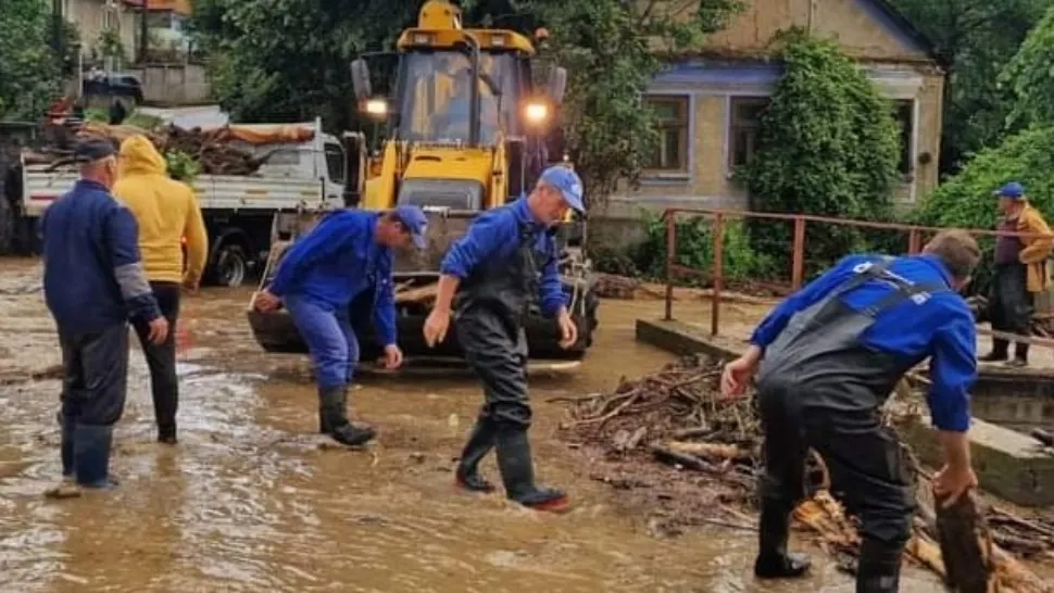 România sub ape. Au căzut 130 l de apă/mp în doar 30 de minute! Drumurile sunt făcute zob VIDEO