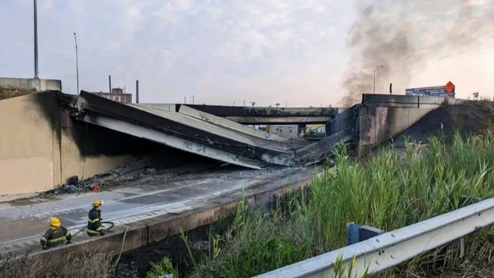 O autostradă s-a prăbușit după incendiul unei autocisterne - Autoritățile estimează că va fi nevoie de câteva luni pentru reluarea traficului