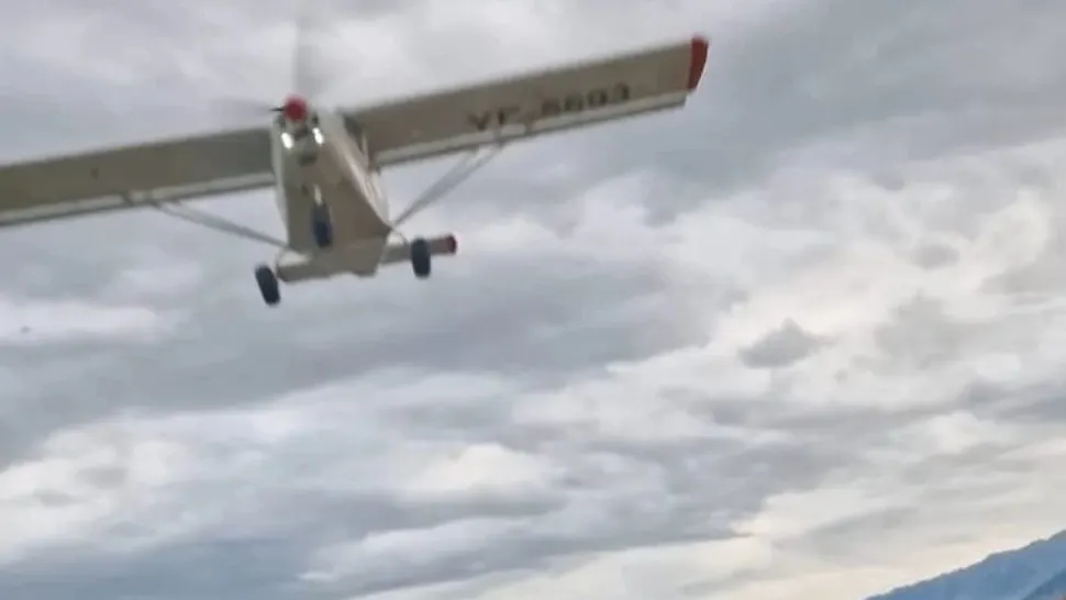 Momente de groază, în Mureș. Bucăți dintr-un avion de agrement au căzut peste locul de joacă al unei grădinițe