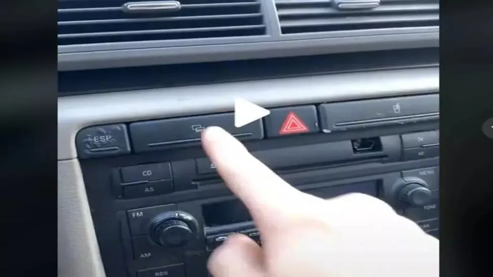 VIDEO - Un samsar i-a vândut o mașină cu "funcții speciale" - Cum s-a păcălit un cumpărător - A filmat totul și clipul a devenit viral