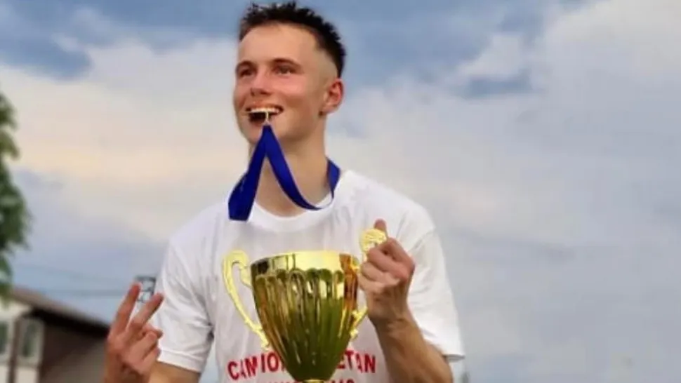 Un fotbalist de 17 ani a rămas cu un picior amputat, după ce un fier i-a secționat artera femurală