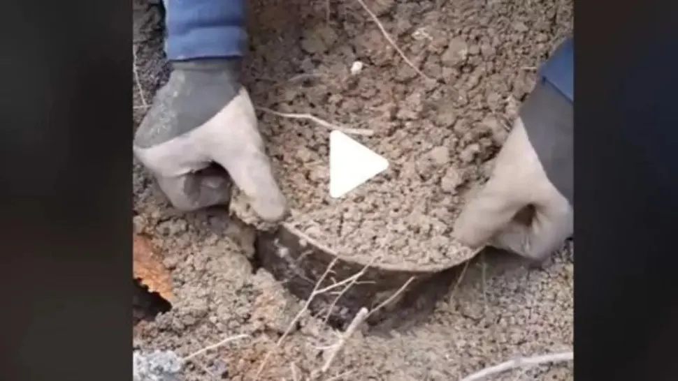 VIDEO – Ce a putut să găsească un român în pământ. Bărbatul refuză să spună în ce zonă este făcută filmarea
